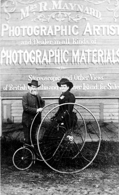 Richard et Hannah Maynard devant le studio de Mme Maynard, années 1880 - Canadian Photographer