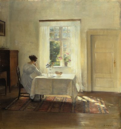 Une femme assise à une table près d