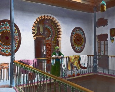 Nord du Maroc, femme marocaine dans une galerie, image date : vers 1910. Carl Simon Archive - Carl Simon