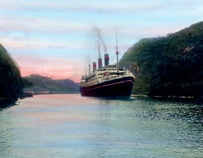 Paquebot traversant le canal de Panama, date de l