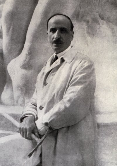 Portrait en trois-quarts du sculpteur Edoardo Rubino avec un marteau à la main. En arrière-plan, une sculpture peut être distinguée - Carlo Gherlone