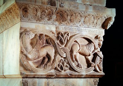 Chapiteau avec sculptures d