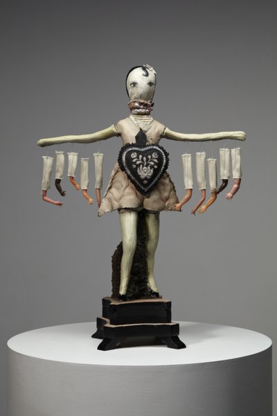 Black Heart, 2013 (bois, argile, tissu, peinture, pièces de poupée) - Cathie Pilkington