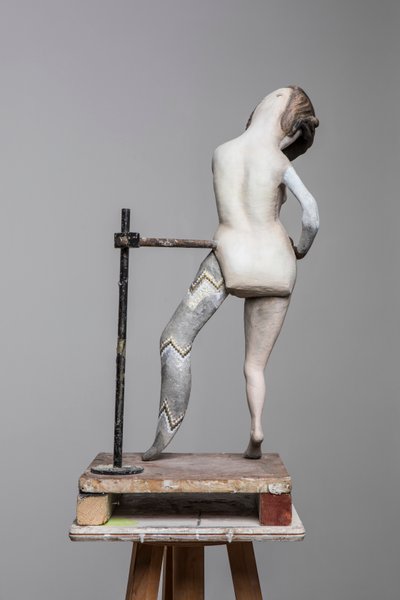 Degas Doll 3, 2017 (résine peinte, acier, bois) - Cathie Pilkington