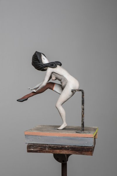 Degas Doll 5, 2017 (résine peinte, acier, bois) - Cathie Pilkington