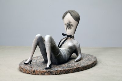 Oreiller Dirty Love, 2014 (tissu, argile, peinture sur granit) - Cathie Pilkington