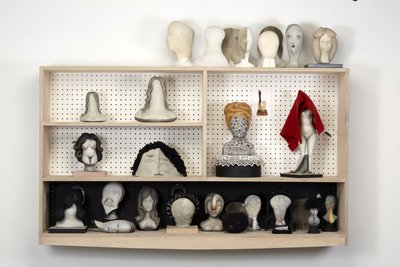 Head Case, 2016 (plâtre, bois, cuir, couverture, feutre, peinture à l