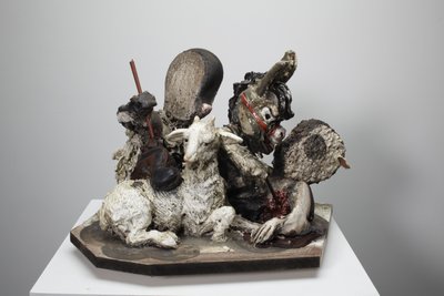 Help Is On Its Way, 2010 (bois, plâtre, argile, tissu, peinture) - Cathie Pilkington