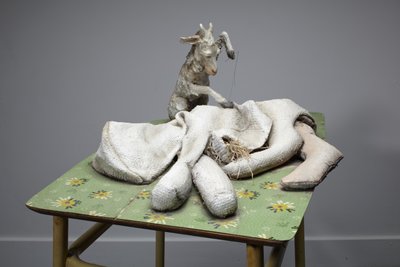 Mère, 2010 (bois, couverture, paille, argile, lino, acier, peinture) - Cathie Pilkington