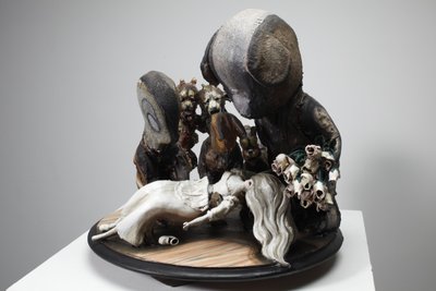 Blanche-Neige, 2010 (bois, lino, plâtre, argile, tissu, peinture) - Cathie Pilkington