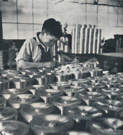 Apprenti avec microscope testant la dureté des pistons, 1941 - Cecil Beaton