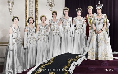 Sa Majesté la reine Elizabeth II avec ses demoiselles d