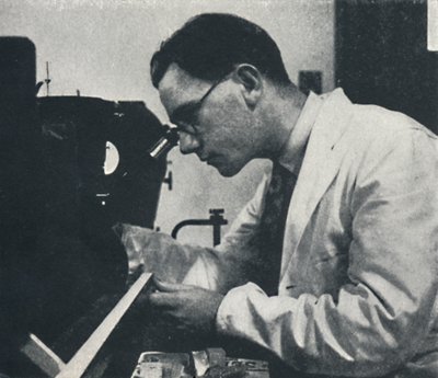 Chercheur avec microscope testant la structure d