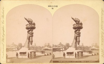 Main colossale et torche, Liberté, Exposition du Centenaire, Philadelphie - Centennial Photographic Co.