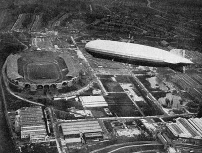 Le dirigeable allemand Graf Zeppelin survolant Wembley pendant la finale de la FA Cup, Londres, 1930 - Central Press