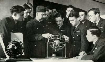 Personnel de la RAF apprenant la navigation pendant la Seconde Guerre mondiale, 1941 - Charles Brown