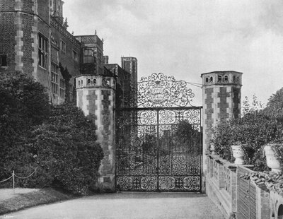 Porte est sur la façade nord - Charles Latham
