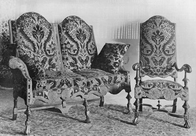 Ensemble de chaises et canapé en noyer recouverts de velours anglais - Charles Latham