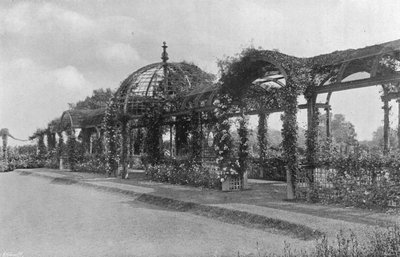 Pelouse de Croquet Enfoncée et Pergola Est - Charles Latham