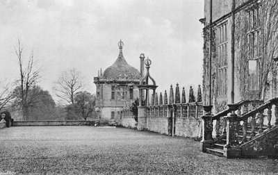 La terrasse entre la cour et le jardin privé - Charles Latham