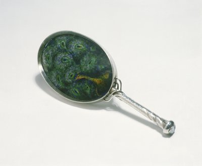 Miroir à main conçu par Ashbee avec un motif de paon émaillé par William Mark, fabriqué par la guilde de l
