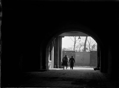 Tunnel ou passage couvert vers trois figures - Charles William Prickett