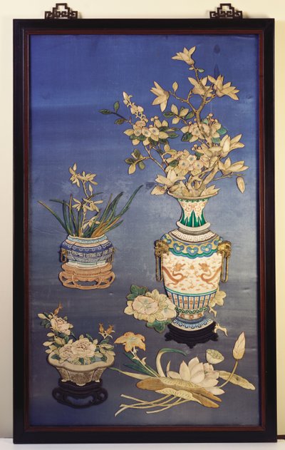 Panneau de soie représentant des vases avec des fleurs de cerisier, magnolia et orchidées et un jardinier avec des roses parmi des brins de lotus, lys et gloires du matin - Chinese School