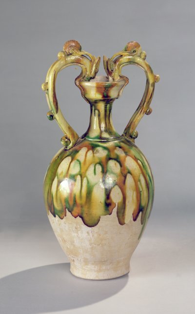 Amphore avec poignées en forme de têtes de dragon avec une glaçure trois couleurs, Dynastie Tang, 618-907 - Chinese School
