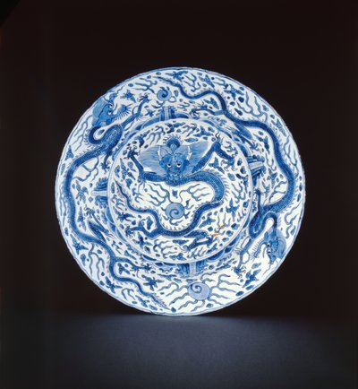 Plat bleu et blanc peint avec des dragons, Wanli ou Chongzheng, 1600-35 (porcelaine) - Chinese School