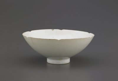 Bol à bord crénelé, Jingdezhen, province de Jiangzi, dynastie Song du Nord ou du Sud - Chinese School