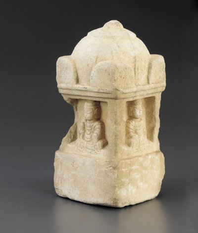 Petite stupa, toit en dôme et figures bouddhistes occupant des niches sur les 4 faces, piédestal carré, Période de Division, 557-581 - Chinese School