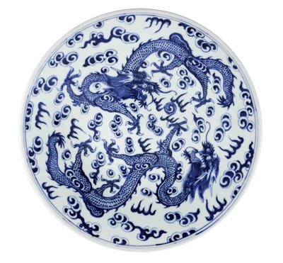 Assiette blanche et bleue avec deux dragons à quatre griffes et des flammes et nuages stylisés, 1662-1722 - Chinese School