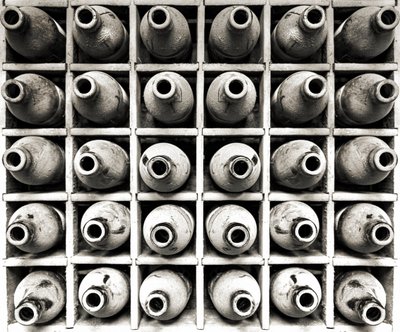Motif en damier de bouteilles vieillies - Christian MARCEL