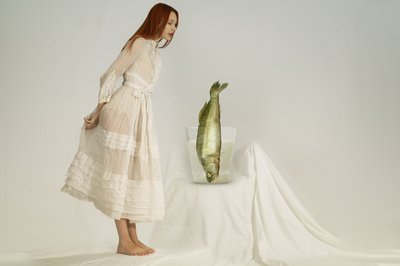 La femme curieuse et le poisson - Christine von Diepenbroek