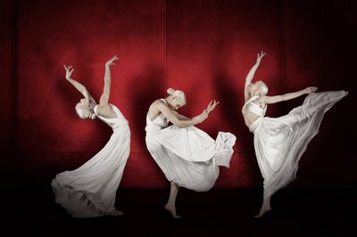 Danseuses élégantes sur scène rouge - Christine von Diepenbroek