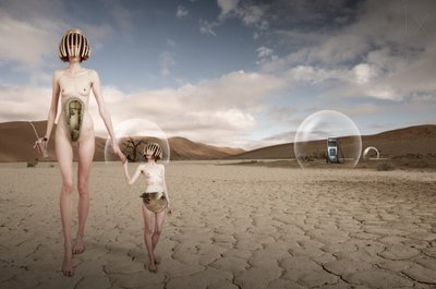 Figures futuristes du désert - Christine von Diepenbroek