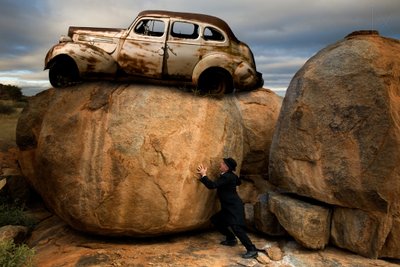 Un homme poussant une voiture à Boulder - Christine von Diepenbroek