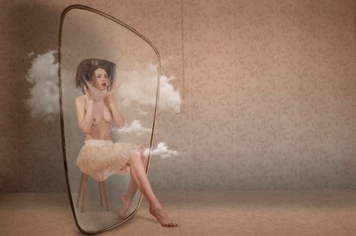 Une femme dans une bulle de nuages - Christine von Diepenbroek