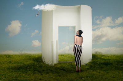 Une femme devant un portail surréaliste - Christine von Diepenbroek
