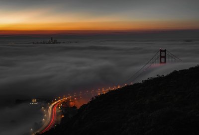 Le Golden Gate Bridge par une nuit brumeuse - Chuanxu Ren