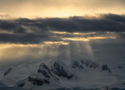 Rayons dorés sur les montagnes - Chuanxu Ren
