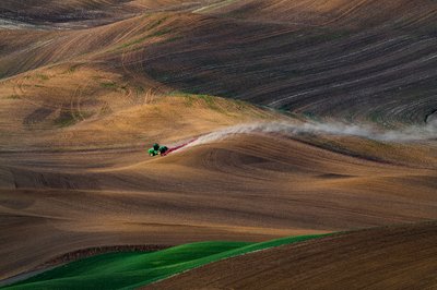 Un tracteur dans les champs vallonnés - Chuanxu Ren