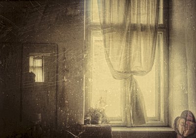 Fenêtre vintage baignée de soleil - Clara Arustei