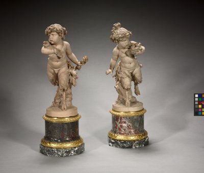 Jeune satyre courant avec un nid d