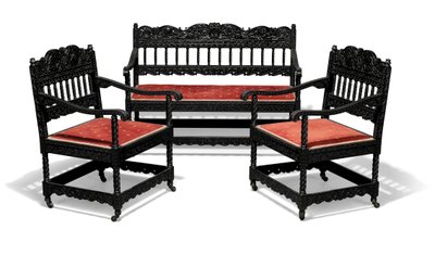 Canapé et paire de fauteuils sculptés et ébonisés de la fin de l