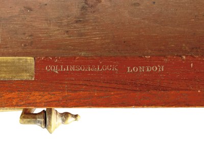Cabinet latéral gothique mi-victorien sculpté en noyer et monté en laiton, détail, fin du 19e siècle - Collinson and Lock