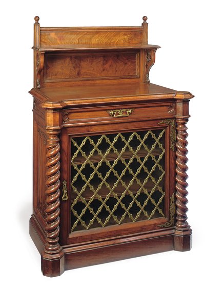 Cabinet latéral gothique mi-victorien sculpté en noyer et monté en laiton, fin du 19e siècle - Collinson and Lock
