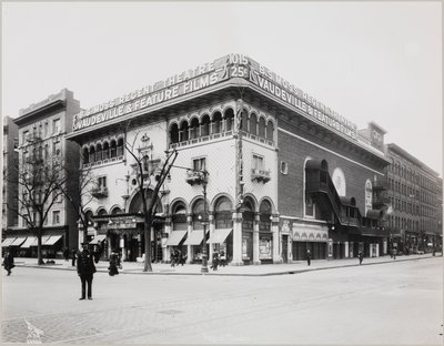 Un immense théâtre avec une façade élaborée, complète avec des arches et des balcons mauresques. Un grand panneau au sommet du bâtiment indique 
