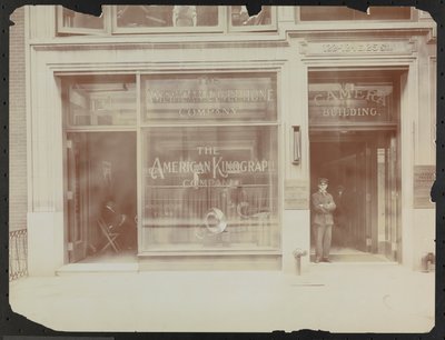 Façade du premier étage du 122-124 E. 25th Street, le bâtiment de la caméra, American Cinephone Company et American Kinograph Company et portier, New York - Company Byron