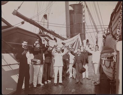 Officiers et équipage trinquant avec du champagne et des cigares sur le pont du S.S. "Umbria", c.1897 (photo n/b) - Company Byron
